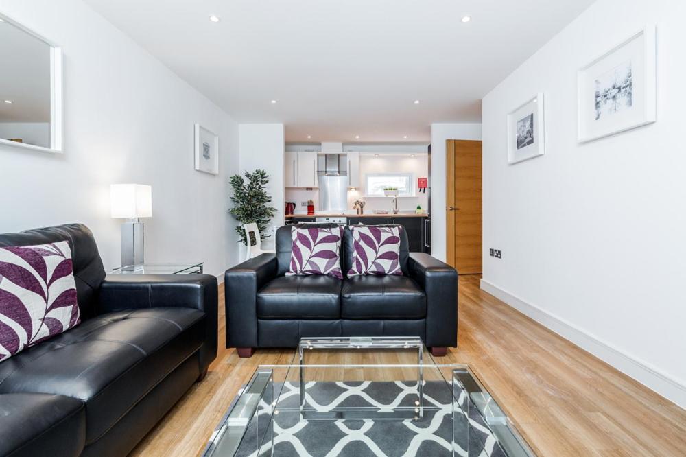 Roomspace Serviced Apartments - Abbot'S Yard Guildford Zewnętrze zdjęcie